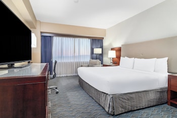 Club Room, 1 King Bed, Accessible Bathtub