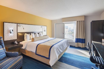 Room, 1 King Bed, Pool View