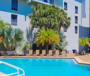 Room, 2 Queen Beds, Pool View