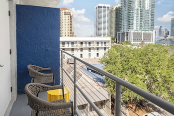 Junior Suite, 1 Bedroom (Partial Water View)