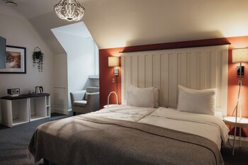 Double Room, Non Smoking (Compact, Obstructed View)