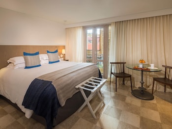 Classic Room, 1 King Bed (Interior view)