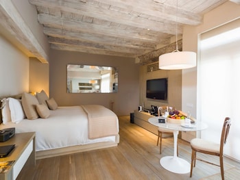 Junior Suite, 1 King Bed (Colonial)