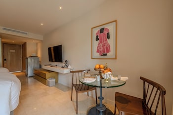 Superior Room, 1 King Bed, Balcony, Garden View