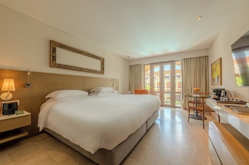 Superior Room, 1 King Bed, Balcony, Garden View