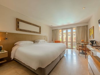 Superior Room, 1 King Bed, Balcony, Garden View