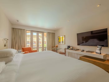 Superior Room, 1 King Bed, Balcony, Garden View