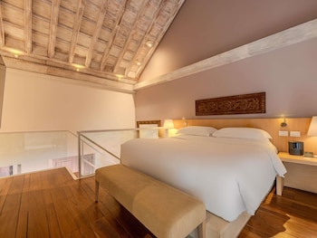 Suite, 1 King Bed (Duplex, Colonial Area, Butler Service)