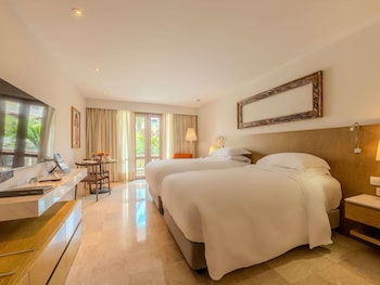 Superior Room, 2 Twin Beds, Balcony, Pool View