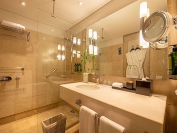 Superior Room, 1 King Bed, Balcony, Garden View