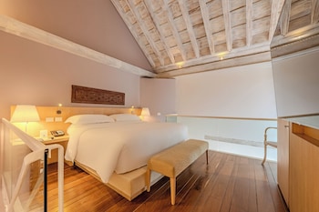 Suite, 1 King Bed (Duplex, Colonial Area, Butler Service)