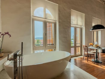 Junior Suite, 1 King Bed (Colonial)
