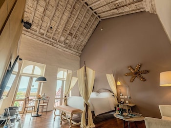Junior Suite, 1 King Bed (Colonial)