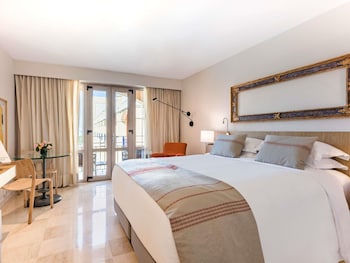 Superior Room, 1 King Bed, Balcony, Garden View