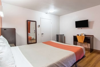 Deluxe Room, 1 Queen Bed, Smoking, Refrigerator