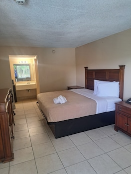 Deluxe Room, 1 King Bed, Pool View