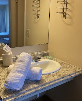 Deluxe Room, 1 King Bed, Pool View