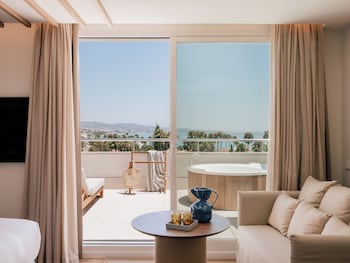 Ultimate ME + Penthouse Suite