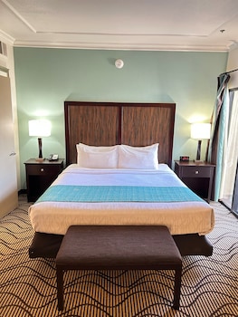 Suite, 1 King Bed, Jetted Tub, Corner