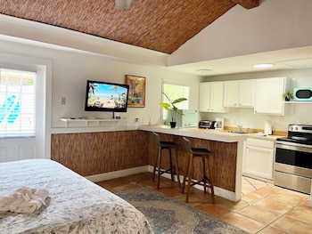 Cottage, Hot Tub, Bay View (Hibiscus Room)