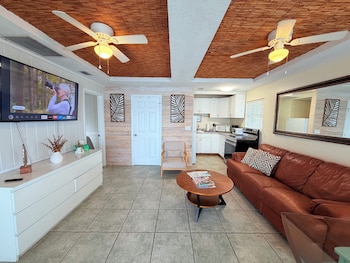 Cottage, Bay View (Caribbean Room)