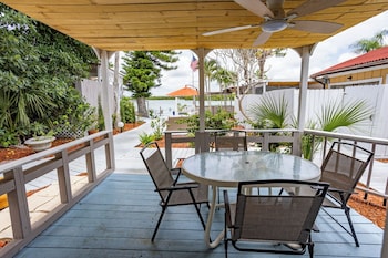 Cottage, Bay View (Bahama Breeze Room)