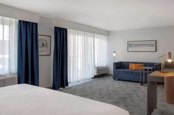 Studio, 1 King Bed, Balcony (Wet bar)