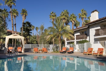 Deluxe Room, 2 Queen Beds (Deluxe Poolside Room - 2 Queen Beds)