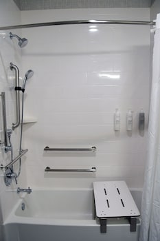 Room, 2 Queen Beds, Accessible, Bathtub