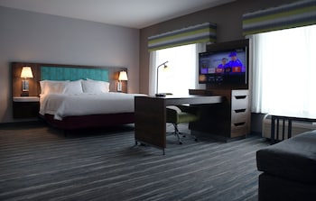 Studio, 1 King Bed, Refrigerator & Microwave (Wet bar)