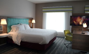 Studio, 1 King Bed, Refrigerator & Microwave (Wet bar)