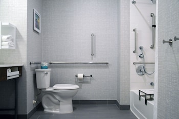 Room, 2 Queen Beds, Accessible, Bathtub