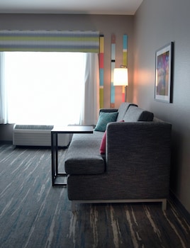 Studio, 1 King Bed, Refrigerator & Microwave (Wet bar)