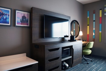 Room, 1 King Bed, Refrigerator & Microwave