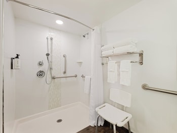 Standard Room, 2 Queen Beds, Roll-in Shower (Mobility Accessible)