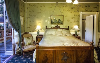 Queen Room w/ Garden View