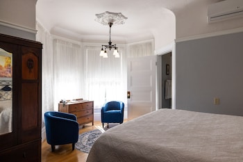 Room, 1 King Bed, Jetted Tub (Tower Room)