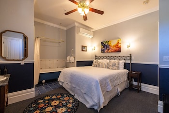 Room, 1 King Bed, Fireplace (Kirtley's Retreat)