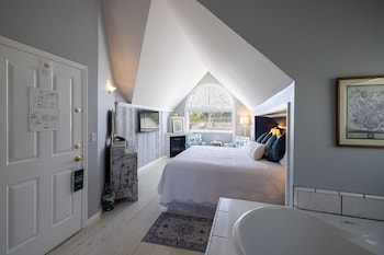Suite, 1 King Bed, Balcony (Madaline's Suite)