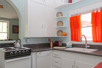 2 BR/2 Bath Cottage with Full Kitchen
