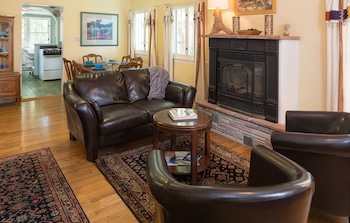 2 BR/2 Bath Cottage with Full Kitchen