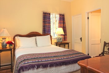 2 BR/2 Bath Cottage with Full Kitchen