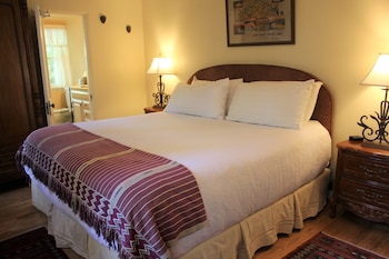 2 BR/2 Bath Cottage with Full Kitchen