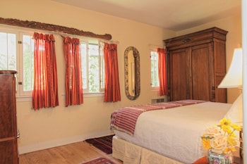 2 BR/2 Bath Cottage with Full Kitchen