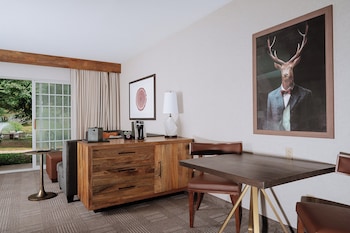 Deluxe Room, 1 King Bed, Courtyard View