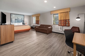 Studio Suite, 1 King Bed, Smoking