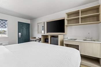 Room, 1 King Bed, Non Smoking (Efficiency, Upgrade)