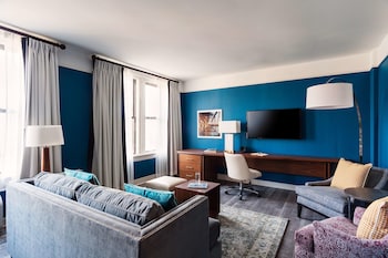 Suite, 1 King Bed (Homey)