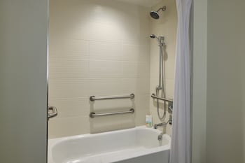 Deluxe Room, 1 King Bed, Accessible, Bathtub