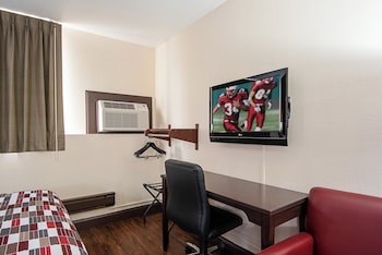 Deluxe Room, 1 Queen Bed, Accessible (Smoke Free)